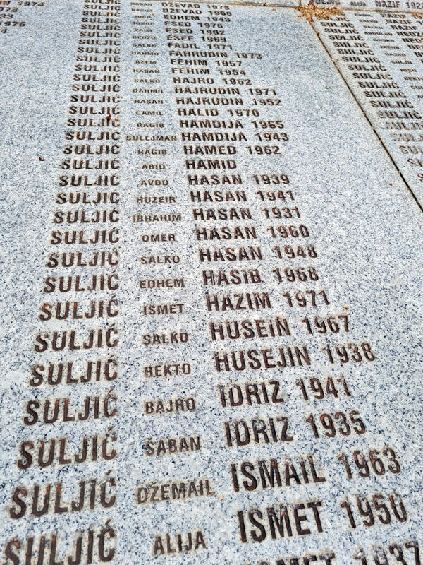 s:46:"Eine Gedenktafel im Srebrenica Memorial Center";