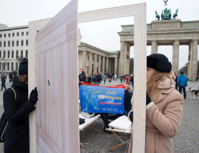 s:80:"Aktion "Tür auf - Schutzraeume für alle gewaltbetroffenen Frauen" (Archivbild)";