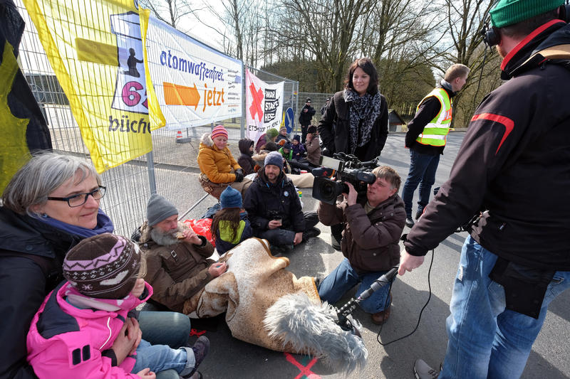 s:87:"Demonstration von Atomwaffengegnern am Bundeswehr-Fliegerhorst in Büchel im Jahr 2015.";