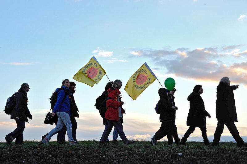 s:129:"An jedem ersten Sonntag in Montag rufen Umweltgruppen zu einem "Sonntagsspaziergang" an der Gronauer Urananreicherungsanlage auf.";