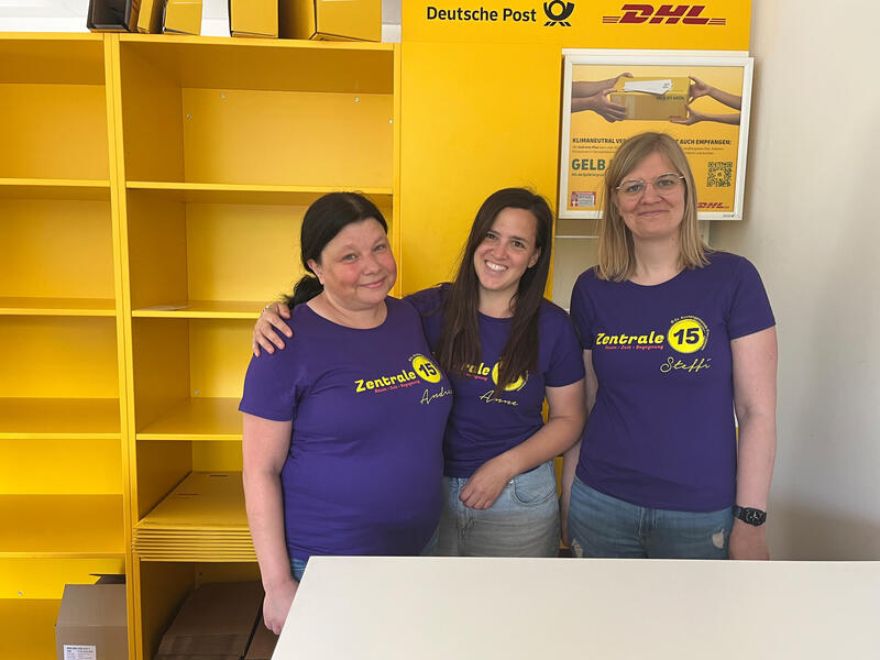 s:202:"Kirchengemeinde Frohnhausen eröffnet eigene Postfiliale. Andrea Neiß (links) ist als Mitarbeiterin angestellt, Anne Hain (Mitte) und Stefanie Grätz vom Familienzentrum der Gemeinde unterstützen sie.";