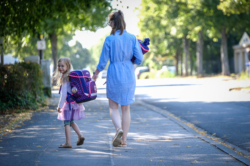 s:144:"Bei Kindern, die den Schulweg noch nicht sicher bewältigen könnten, sollten die Eltern in den ersten Wochen noch mitgehen und mit ihnen üben.";