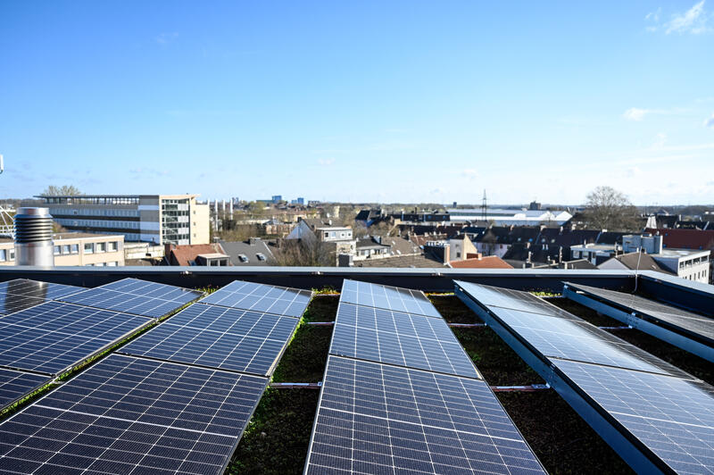 s:27:"Solarmodule auf Häuserdach";