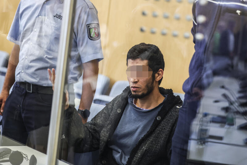 s:125:"Im Prozess um den Messeranschlag von Solingen ist der angeklagte Syrer Issa al Hassan zu lebenslanger Haft verurteilt worden.";