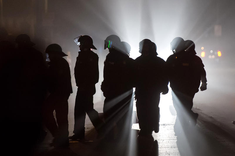s:44:"Bereitschaftspolizisten in Schutzausrüstung";