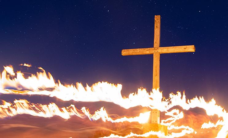 epd Bayern - Fackelwanderung am Gipfelkreuz auf dem Hesselberg