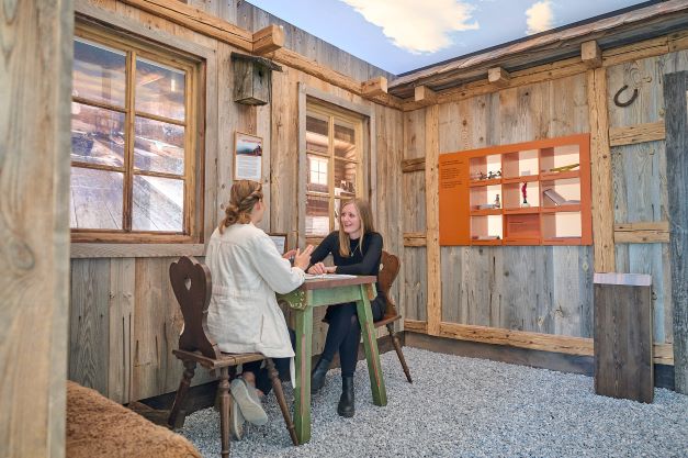 Zwei Frauen in der Almhütte