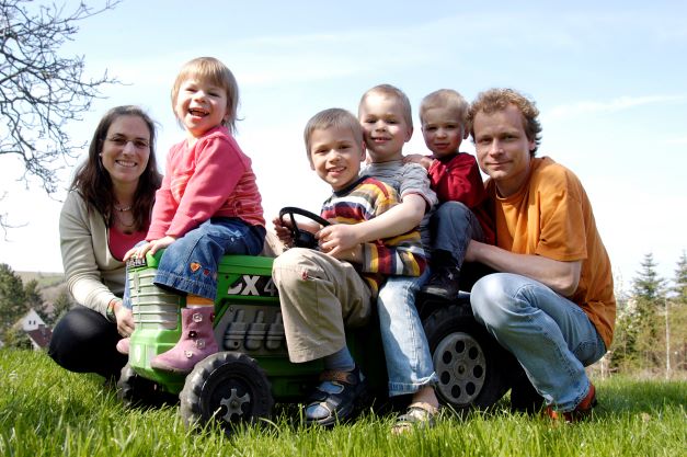 Familie mit vier Kindern