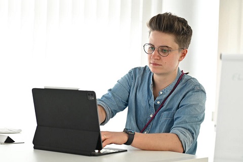 EKD-Präses Anna- Nicole Heinrich mit Laptop