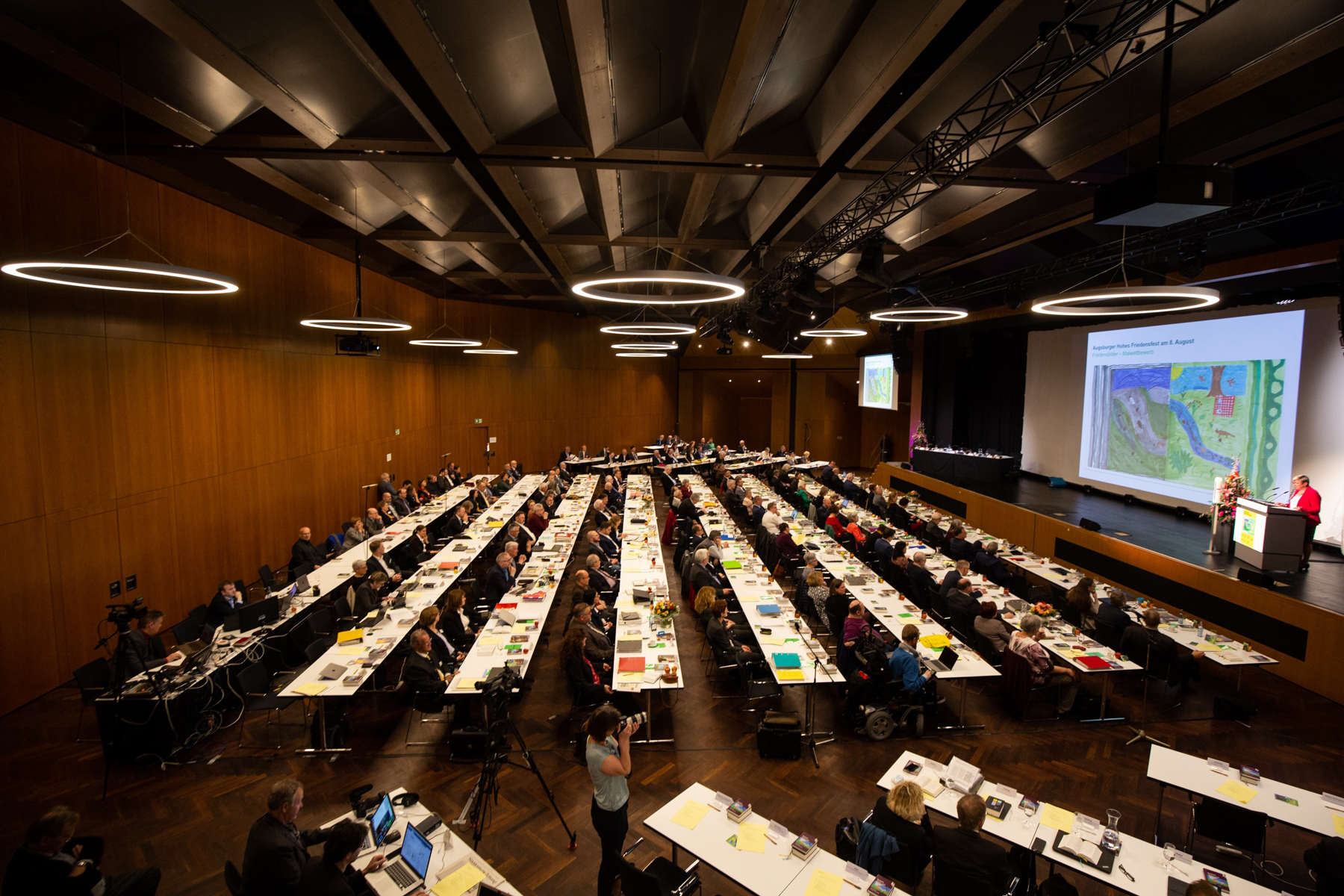 Blick aufs Plenum der Landessynode in Lindau.