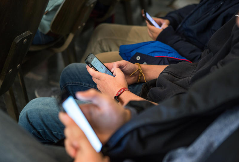 Gegen Handy-Abhängigkeit kann laut Experten bewusste Langeweile helfen.
