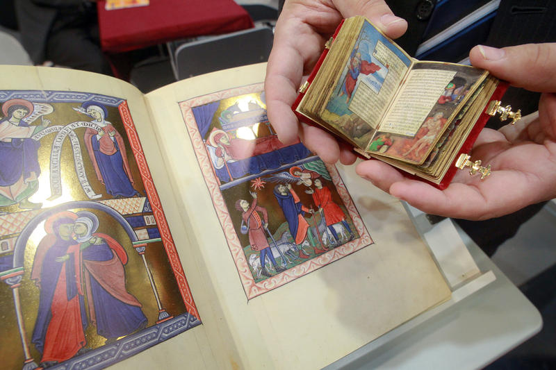 s:103:"Auch der "Fränkische Psalter" ist hübsch illustriert - wie diese Faksimile mittelalterlicher Psalter.";