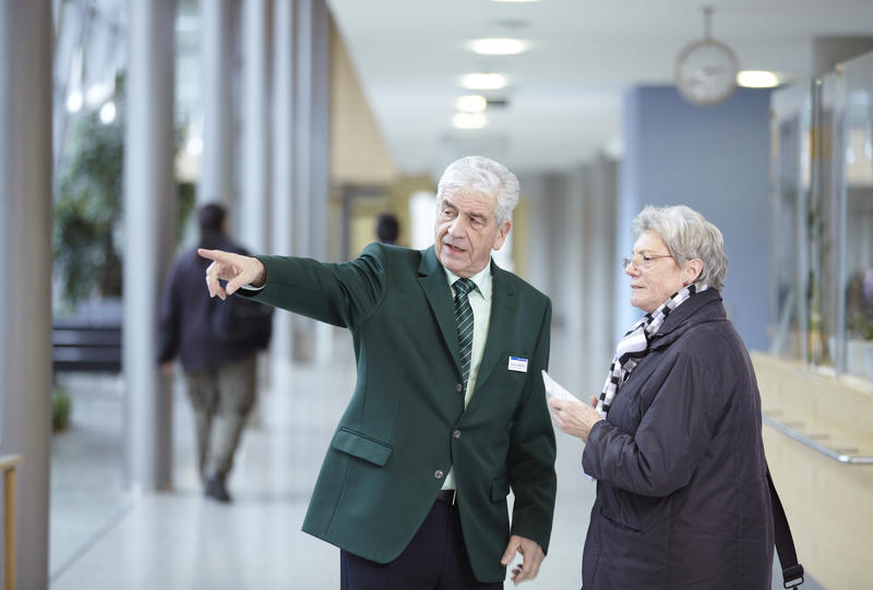 Roland Krauß beim Begrüßungsdienst im Diakonie-Klinikum Stuttgart
