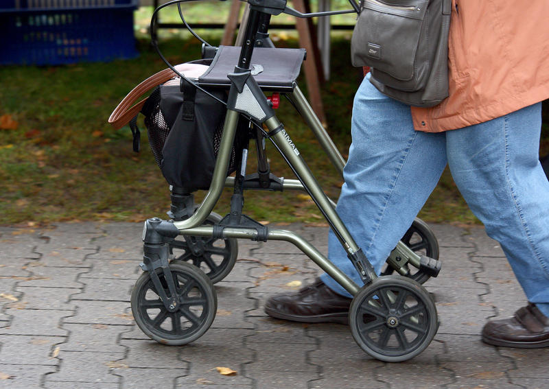Frau mit Rollator