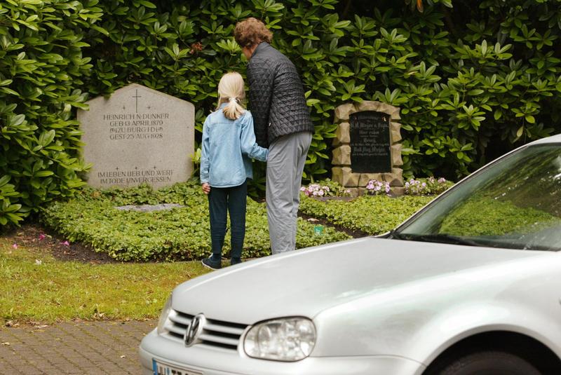 Wer mit dem Auto den Ohlsorfer Friedhofen besuch will, könnte bald dafür bezahlen müssen. Verrückt: Je länger er bleibt, desto günstiger wird's. Das bloße Hindruchfahren soll am teuersten werden.