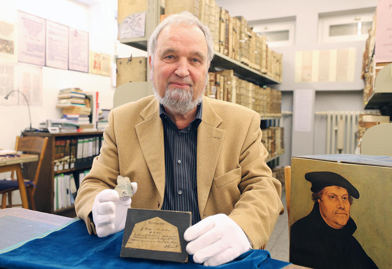 Der ehrenamtliche Leiter der historischen Marktkirchen-Bibliothek in Goslar, Helmut Liersch, praesentiert am 11.02.19 ein Zinkstueck aus dem Grab des Reformators Martin Luther (1483-1546).