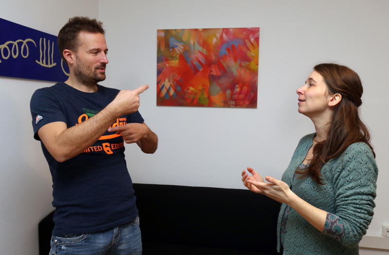 Der gehörlose Sascha Nuhn im Gespräch mit Dolmetscherin Martina Ströhmann