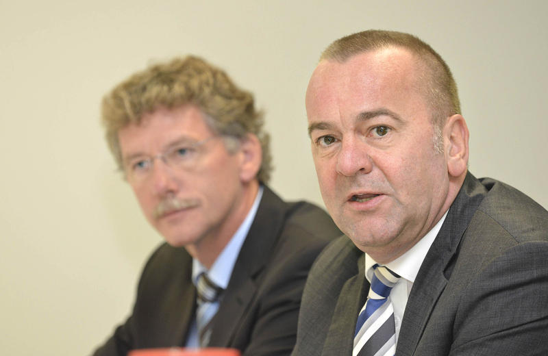 s:196:"Niedersachsens Innenminister Boris Pistorius (SPD, re.) hat am 16.09.2013 syrische Flüchtlinge im Grenzdurchgangslager Friedland besucht (Foto li.: Heinrich Hörnschemeyer, Leiter von Friedland).";