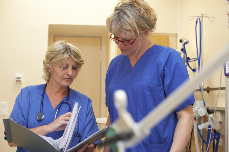 s:144:"Ärztin (l.) und Krankenschwester am 26.04.2012 auf der Intensivstation der evangelischen Elisabeth-Klinik der Paul-Gerhardt-Diakonie in Berlin.";