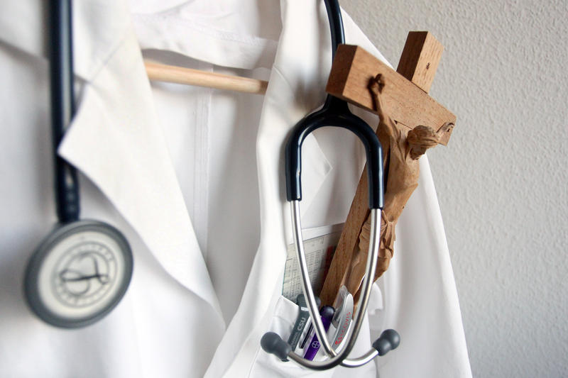 s:30:"Symbolfoto Medizin und Glaube ";