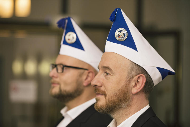 s:33:"Mit Kippa und Tee in den Karneval";