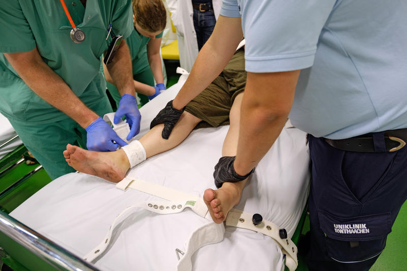 s:108:"Fixierung einer Patientin in der Uniklinik RWTH in Aachen durch den Sicherheitsdienst (Foto vom 25.07.2018).";