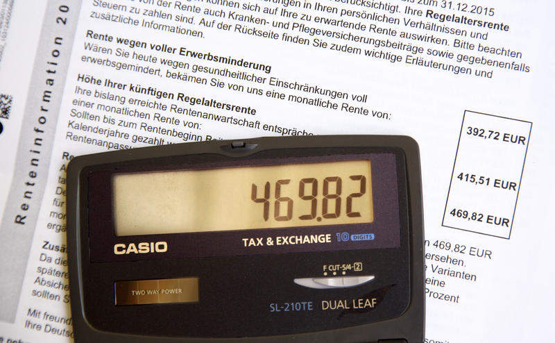 s:82:"Renteninformation mit sehr niedriger Rente und Taschenrechner (Foto vom 25.08.16).";