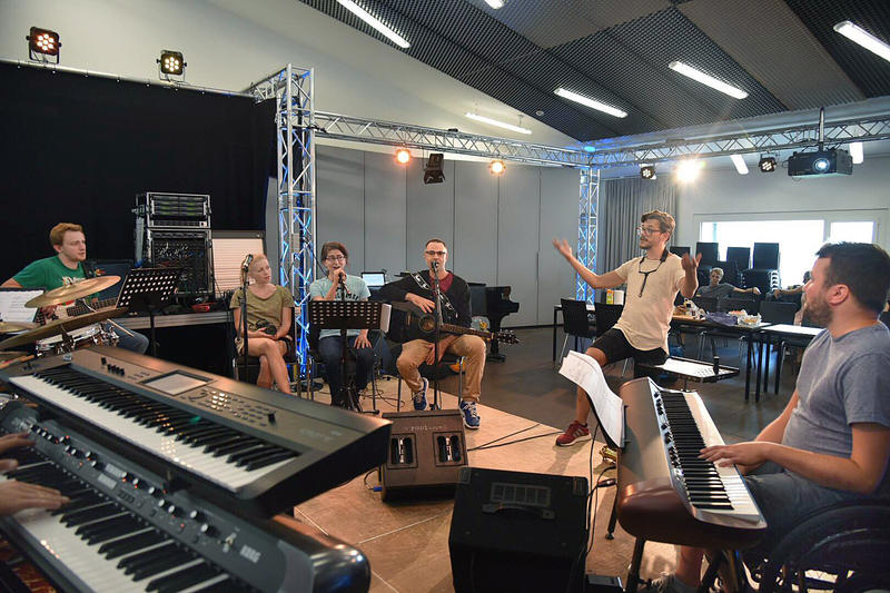 s:90:"Die Aktion Luftsprung an der Mannheimer Popakademie unterstützt chronisch kranke Musiker.";