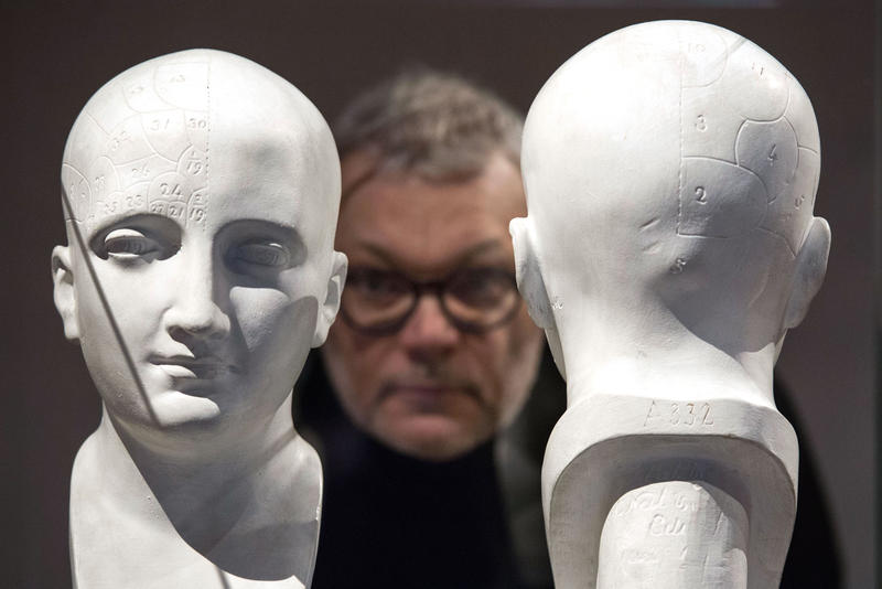 s:38:"In der Ausstellung über das Vergessen";