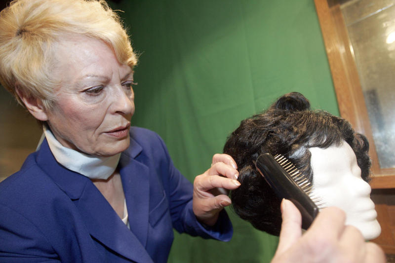 s:108:"Museumsfriseurin Christa Goergen frisiert am 9.5.2006 im Westfälischen Freilichtmuseum Hagen ein Perücke. ";