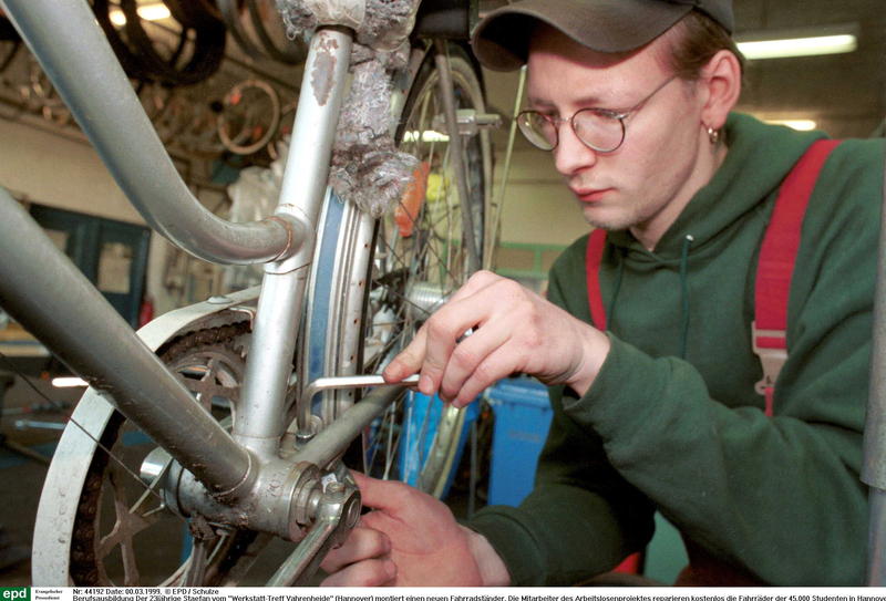 s:217:"Der 23jaehrige Stefan vom "Werkstatt-Treff Vahrenheide" (Hannover) montiert einen neuen Fahrradstaender. Die Mitarbeiter des Arbeitslosenprojektes reparieren kostenlos die Fahrraeder der 45.000 Studenten in Hannover. ";