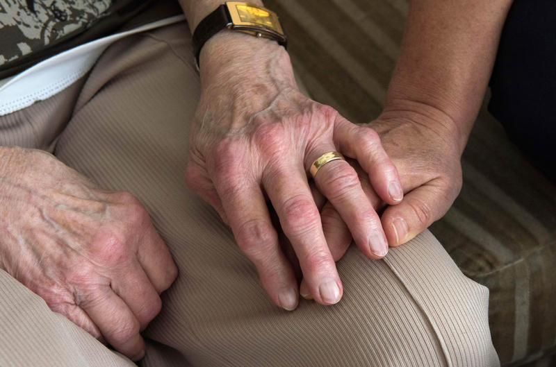 Eine Seniorin hält die Hand einer Altenpflegerin. Eine Seniorin hält die Hand einer Altenpflegerin.