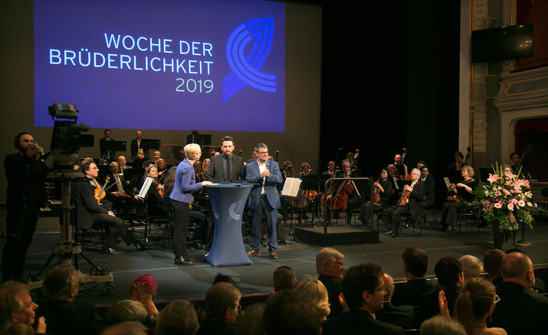 s:61:"Die "Woche der Bruederlichkeit" wurde in Nürnberg eröffnet.";