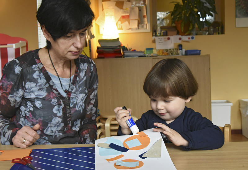 s:37:"Basteln im Berliner INA Kindergarten ";