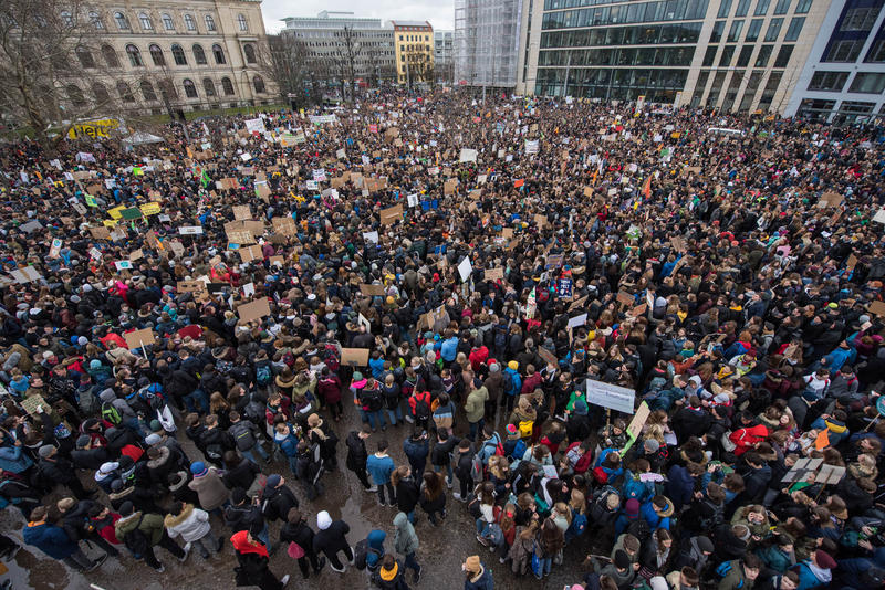 s:44:"Tausende Schüler beim Klimastreik in Berlin";