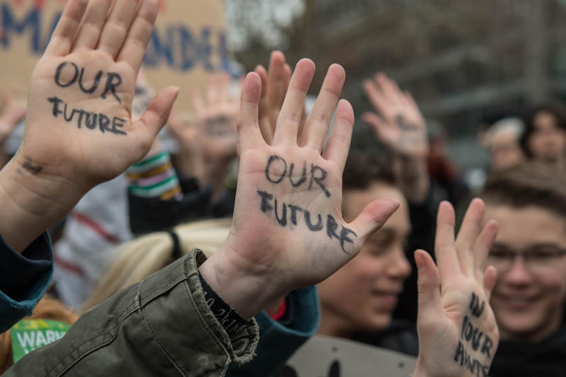 s:44:"Tausende Schueler beim Klimastreik in Berlin";