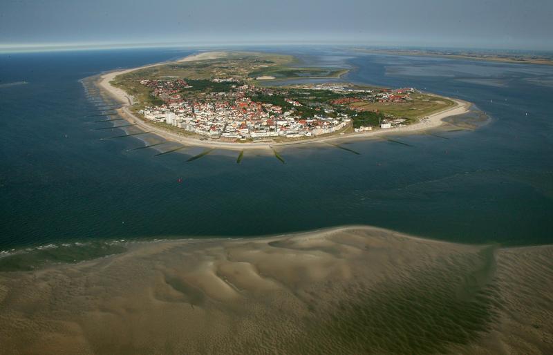 s:68:"Luftbildaufnahme Norderney Insel in der Nordsee (Foto vom 27.07.06).";