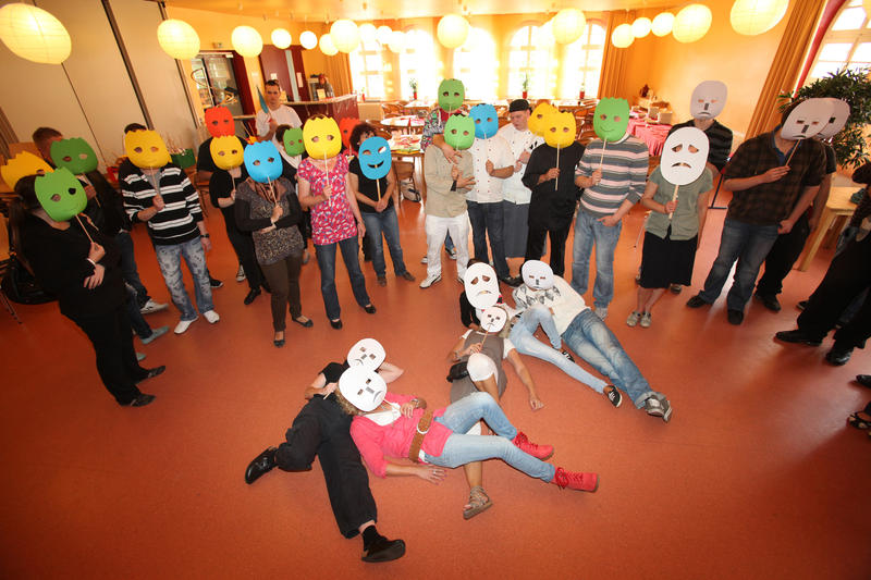 s:183:"Jugendliche der Jugendwerkstatt-Süd in Hannover proben am 05.09.2011 für eine Demonstration vor dem niedersächsischen Sozialministerium, um den Erhalt ihrer Einrichtung zu sichern.";
