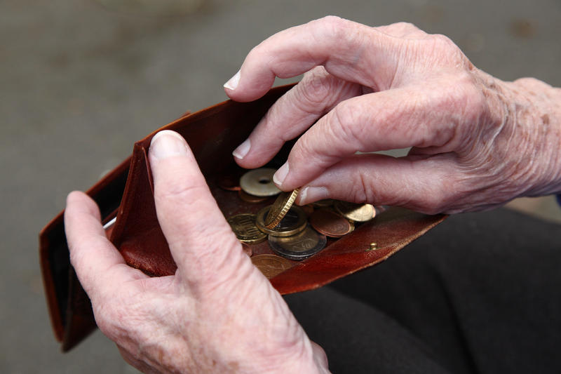 s:81:"Viele Frauen haben eine niedrige Rente und müssen sich finanziell einschränken.";