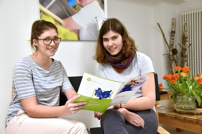 s:85:"Sozialarbeiterin Madeleine Leube (li.) in einem Beratungsgespräch mit Dorothee Pfaff";