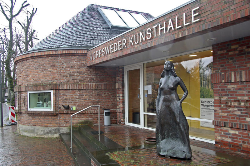 s:217:"Das 100-jaehrige Bestehen der oertlichen Kunsthalle ist in diesem Jahr das zentrale Ereignis im Kuenstlerdorf Worpswede bei Bremen (Foto vom 14.03.19: Die Kunsthalle mit einer Plastik des Bildhauers Bernhard Hoetger).";