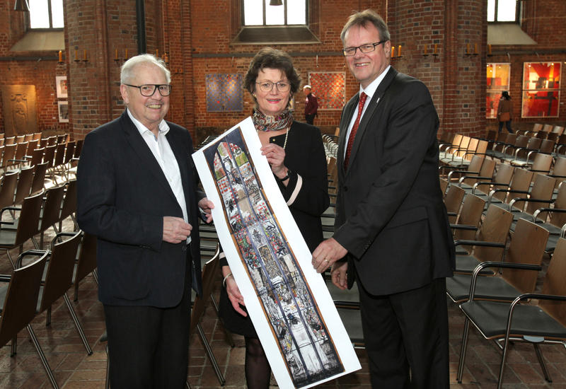 s:196:"Kichenvorstand Reinhard Scheibe, Marktkirchenpastorin Hanna Kreisel- Liebermann und Stadtsuperintendent Hans- Martin Heinemann (v.li.) stellten im April 2018 den Entwurf des Lüpertz-Fensters vor.";
