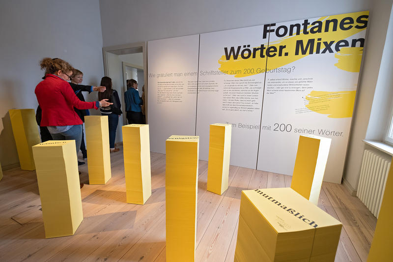 s:40:"In der Fontane-Ausstellung in Neuruppin.";