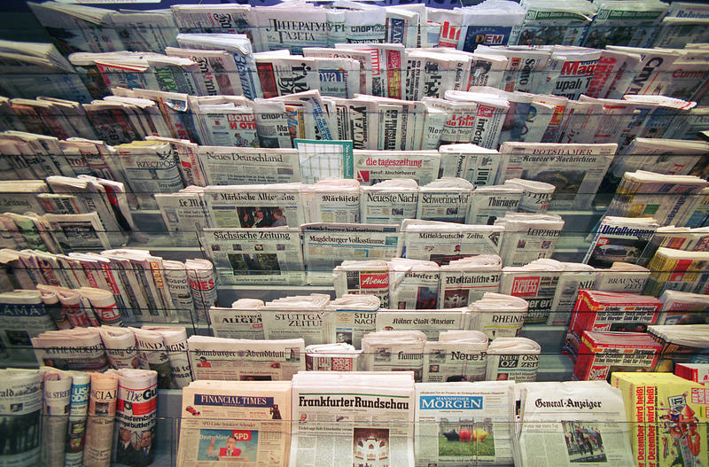 s:43:"Zeitungsangebot in einem Presseshop, Berlin";