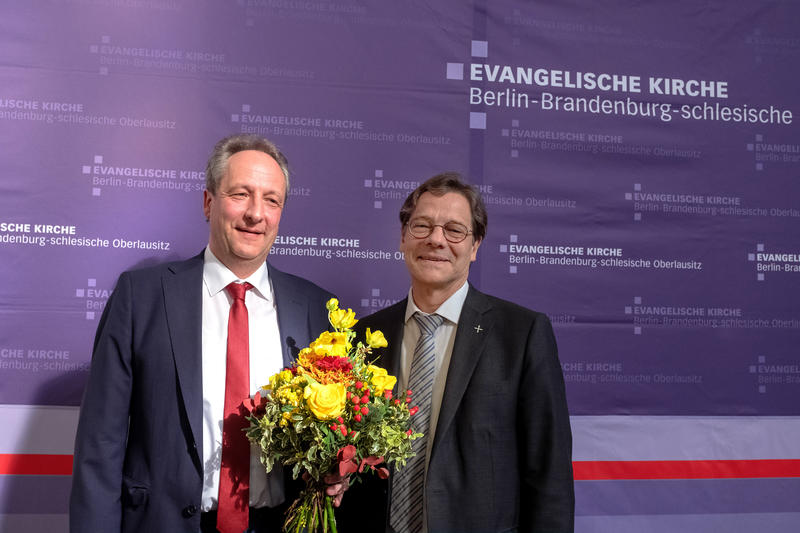 s:44:"Christian Stäblein (l.) folgt Markus Dröge";