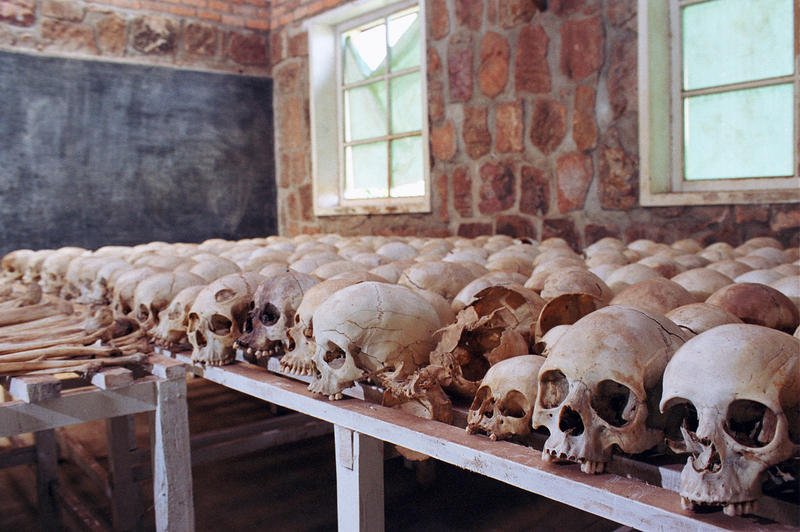s:90:"Gebeine und Schädel in der Grundschule der katholischen Kirche in Nyarubuye (Archivbild).";