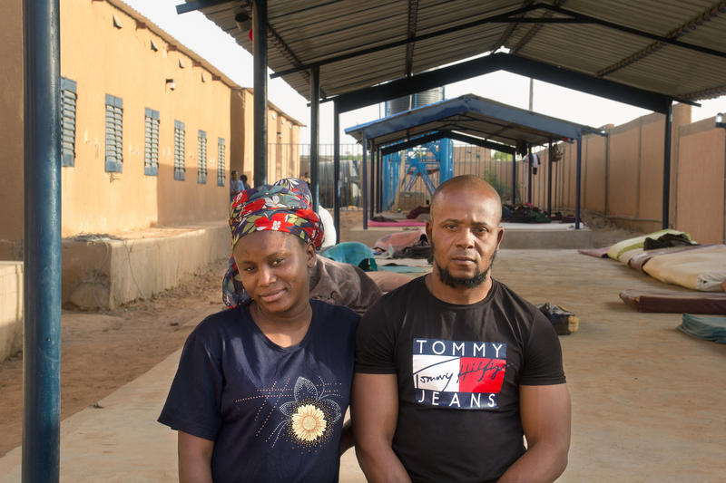 s:129:"Said Sangare und seine Frau Fatumata aus Guinea im Transitzentrum der Internationalen Organisation für Migration (IOM) in Agadez";