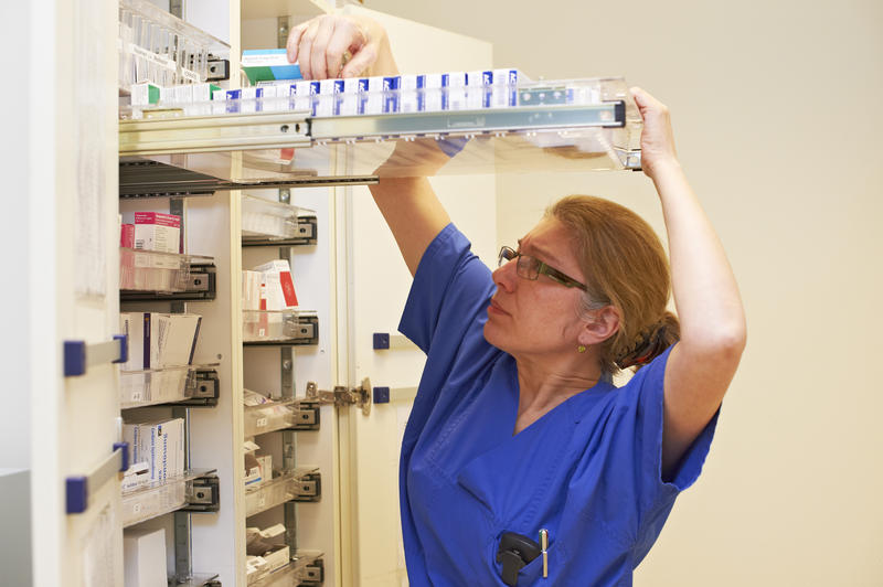 s:38:"Apotheke in einem Berliner Kankenhaus ";