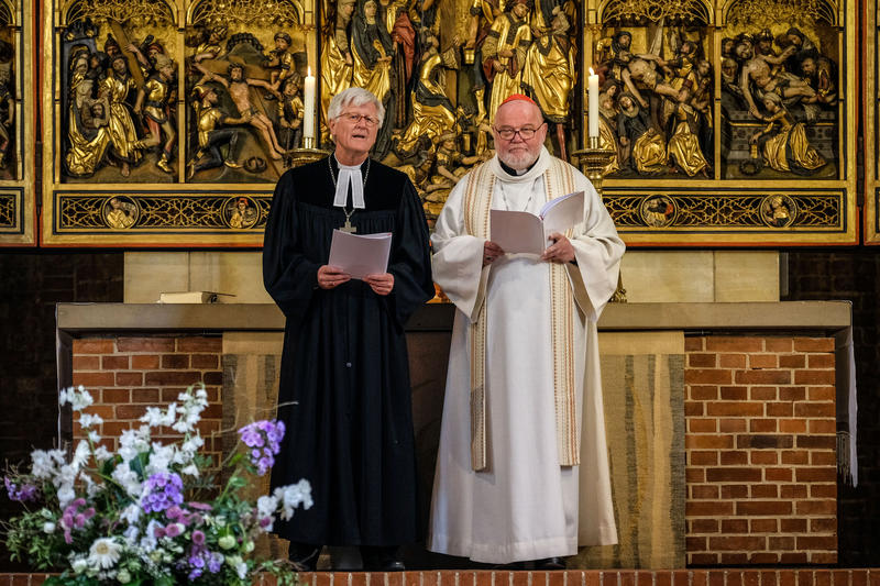 s:118:"Eröffnungsgottesdienst der "Woche für das Leben" mit dem EKD-Ratsvorsitzenden Bedford-Strohm (l.) und Kardinal Marx.";