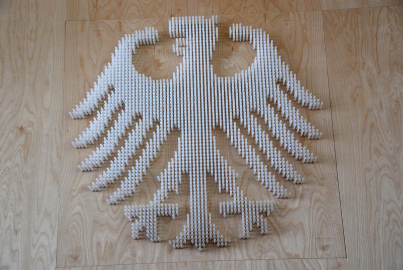 s:61:"Der Bundesadler aus Leuchtdioden im Bundesverfassungsgericht.";
